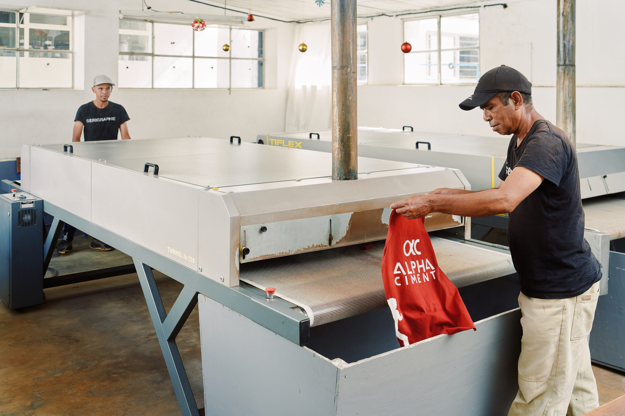 Tendances 2025 en confection textile : matières, coupes et finitions