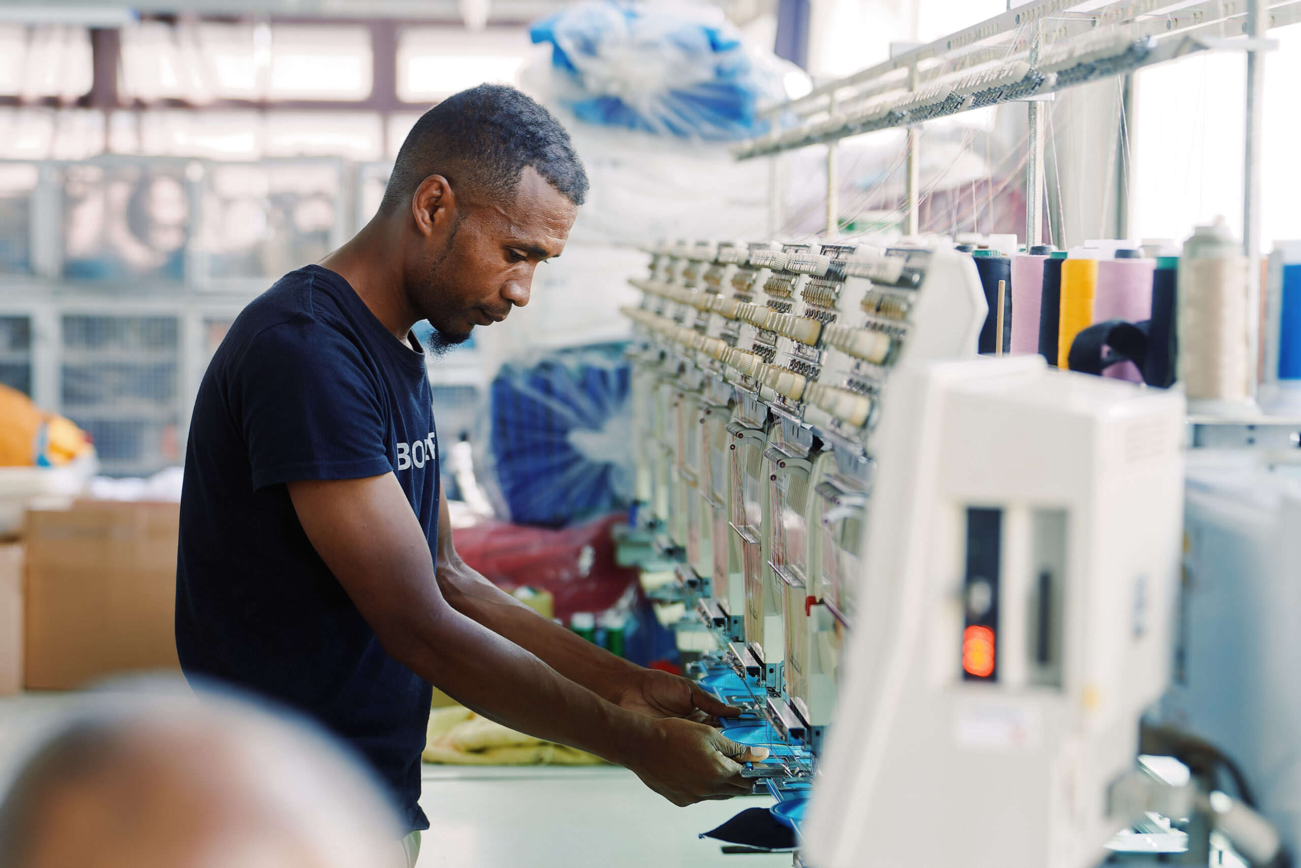 Zoom sur les machines de broderie industrielles : fonctionnement et capacités